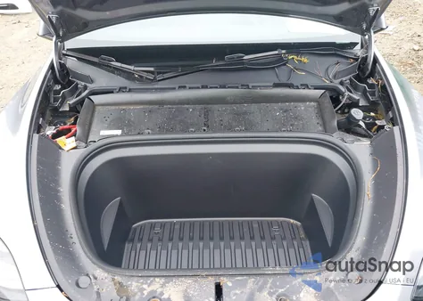 2025 Tesla Model Y Long Range Dual Motor Rear-Wheel Drive z USA, uszkodzony, nr VIN 7SAYGDED9SA358462